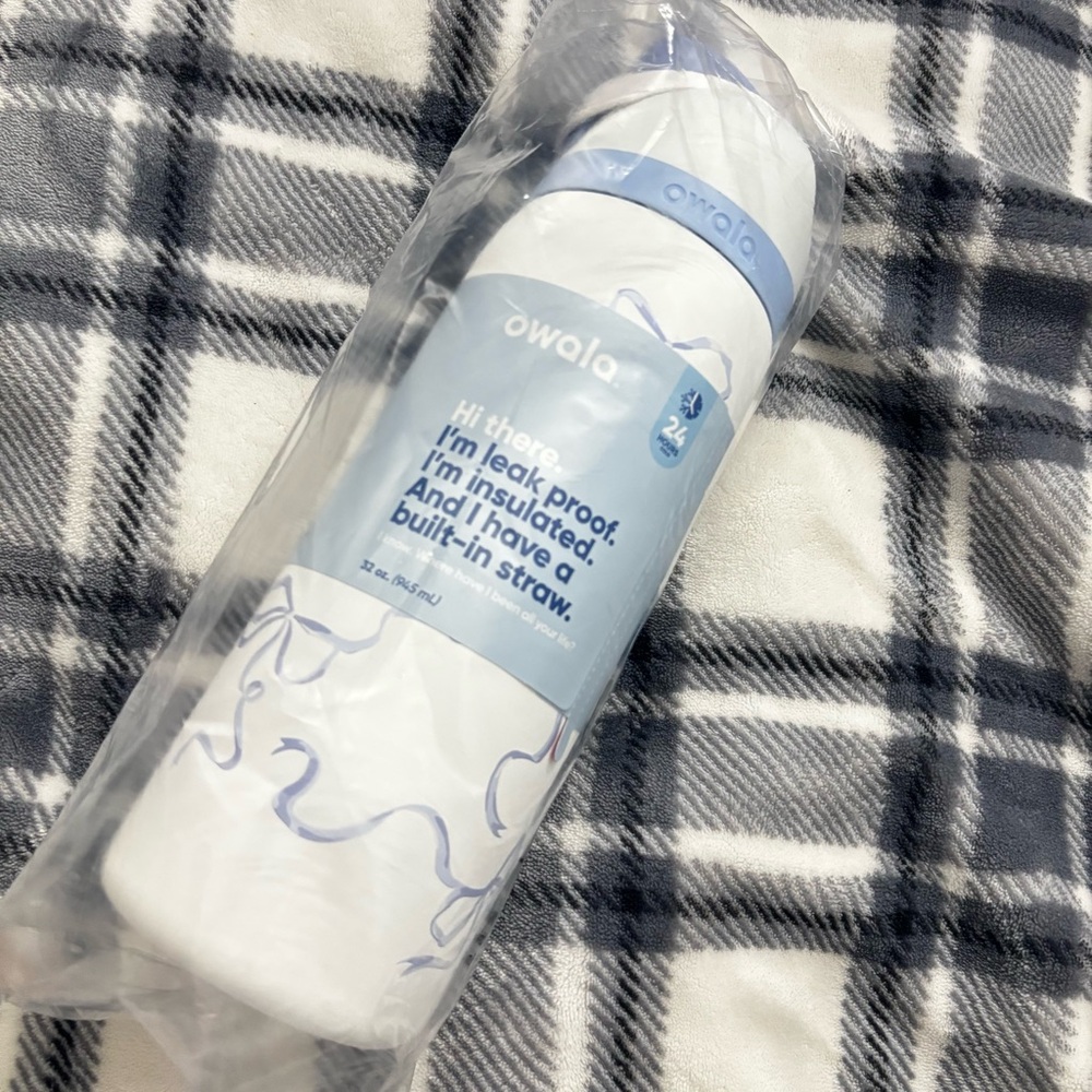 NWT authentic owala Bowala blue bows water bottle Owala UO Exclusive FreeSip 32